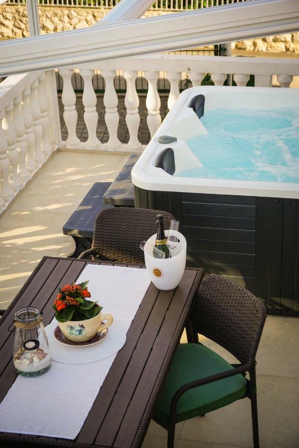 Apartment Paula With Private Jacuzzi And Parking- Near The Beach Задар Екстер'єр фото